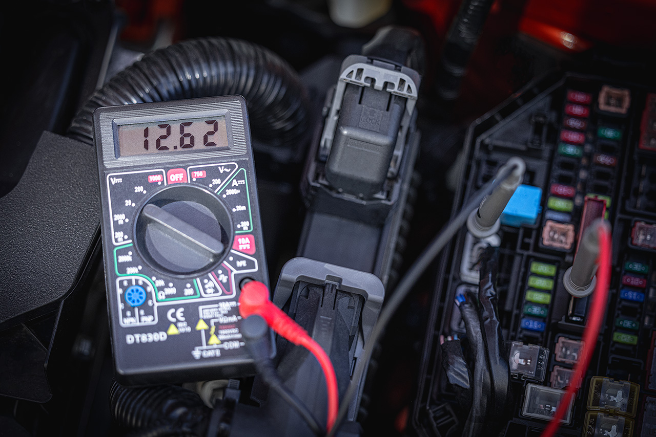 Multimetr cyfrowy i bezpieczniki samochodowe