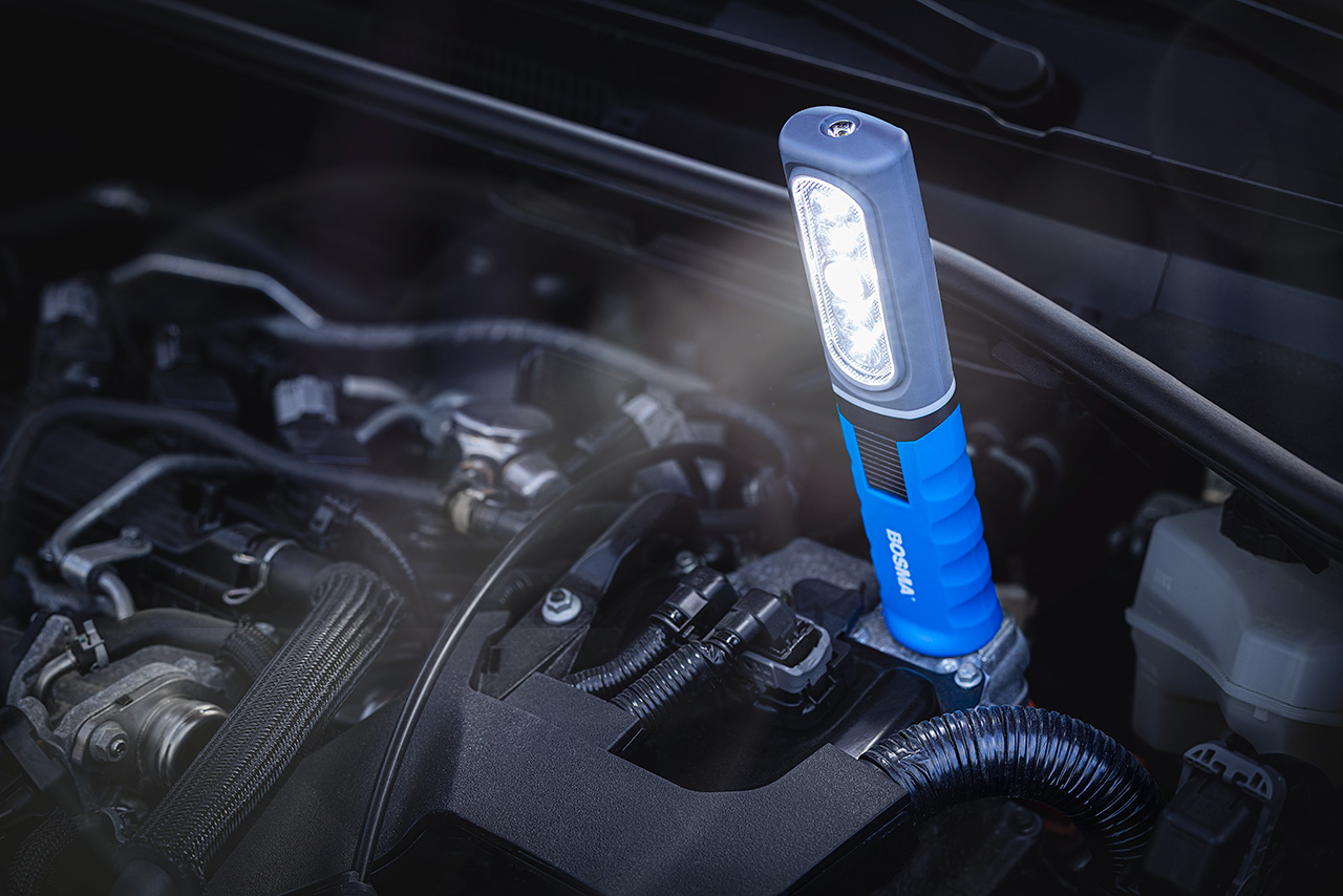 Lampa robocza warsztatowa BOSMA LED 800 Lm jako oświetlenie warsztatowe pod maską samochodu