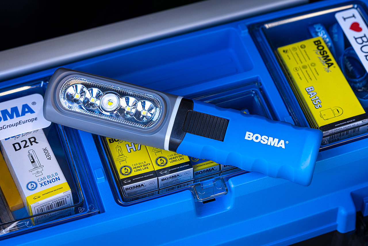 Lampa robocza warsztatowa BOSMA LED 800 Lm na tle opakowania z żarówkami BOSMA
